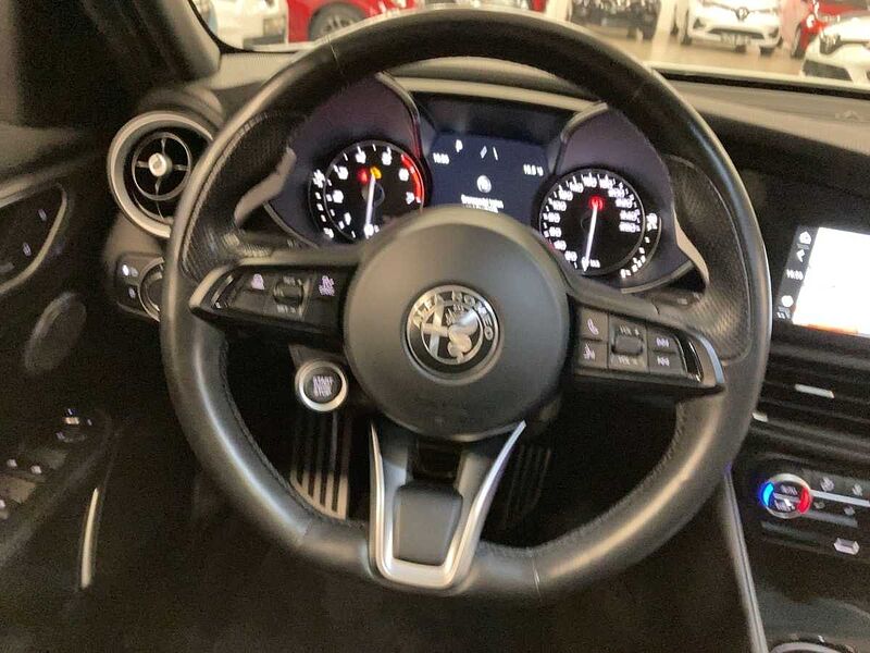 Alfa Romeo Giulia Veloce 2.0 Turbo / Performance / Navi